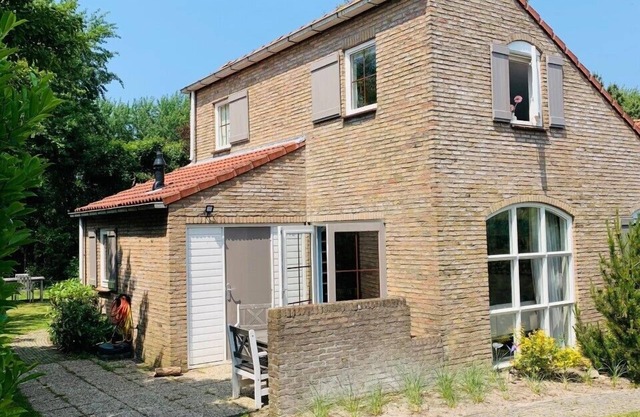 Schönes Ferienhaus direkt an den Dünen und Naturschutsgebiet in Burgh-Haamstede