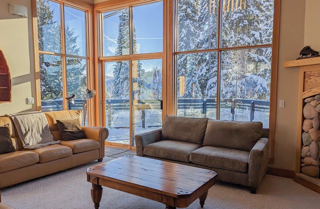 Beautiful Vacation Home | Ski-in/Ski-Out | Private Hot Tub | Fireplace