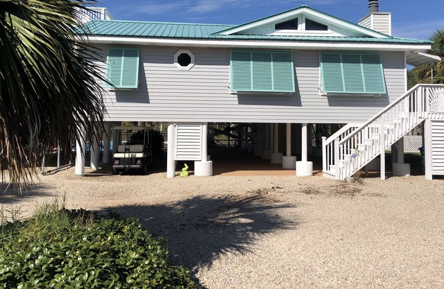 Beautiful vacation house on a canal with outdoor pool & short distance to beach!