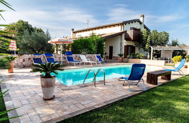 Schönes Ferienhaus für 5 Gäste mit Pool, W-LAN, Klimaanlage, TV, Innenhof und Parkplatz