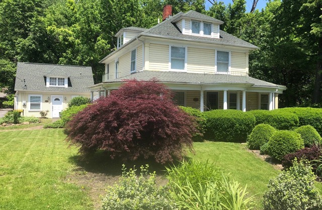 Wunderschönes viktorianisches Gebäude aus dem Jahr 1912, „The Brookside Manor“ in Berkeley Springs, WV