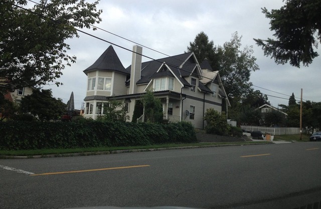 Beautiful victorian house, walk to shopping & historic district, & so much more