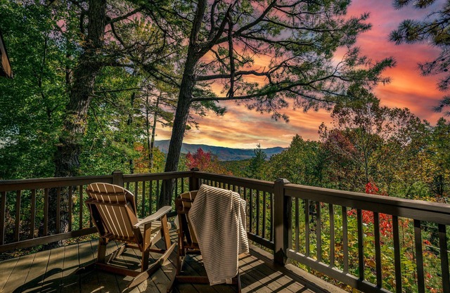 Beautiful View! Cozy! Privacy, Pet Friendly! Hot Tub! Pool/Fishing Pond access!