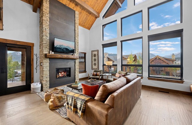 Beautiful Views! Jacuzzi, Indoor/ Outdoor Fireplace, Steps to Lake Estes