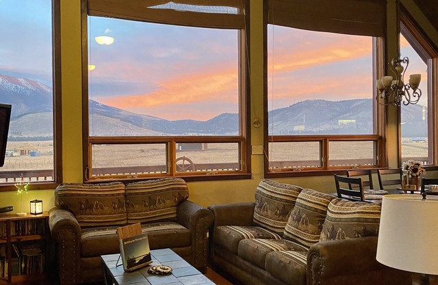 Beautiful Views!! Peaceful Tranquil Home near Grand Canyon, Skiing, Flagstaff!!
