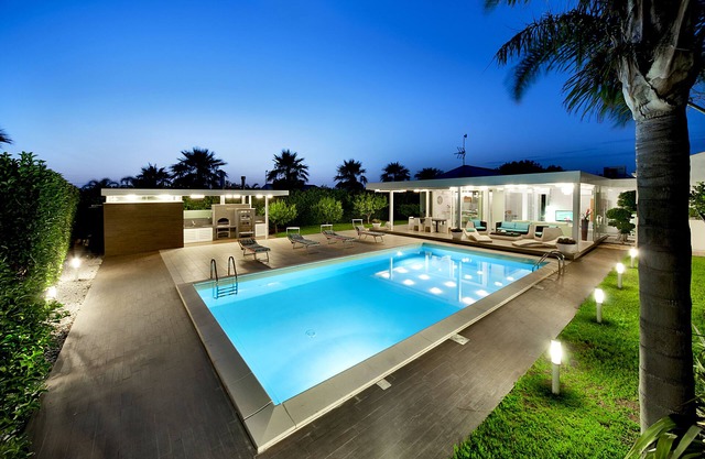 Schöne Villa im modernen Stil, mit Swimmingpool, ausgestattetem Solarium, Garten