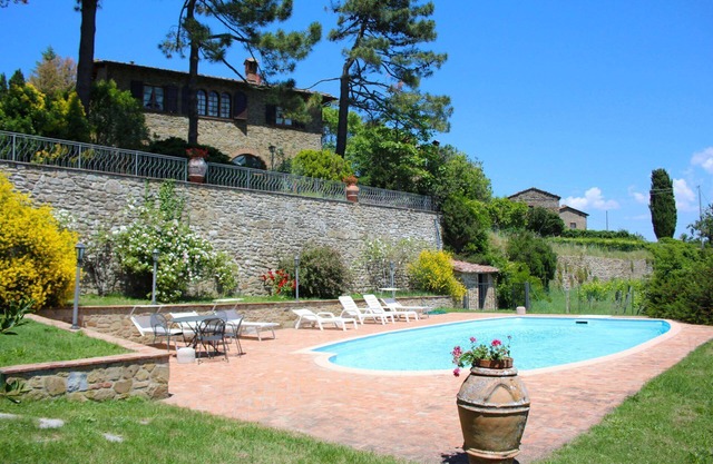 Schöne Villa mit wunderschöner Panoramasicht auf Weinberge und Olivenhaine. Ideal für einen Besuch i