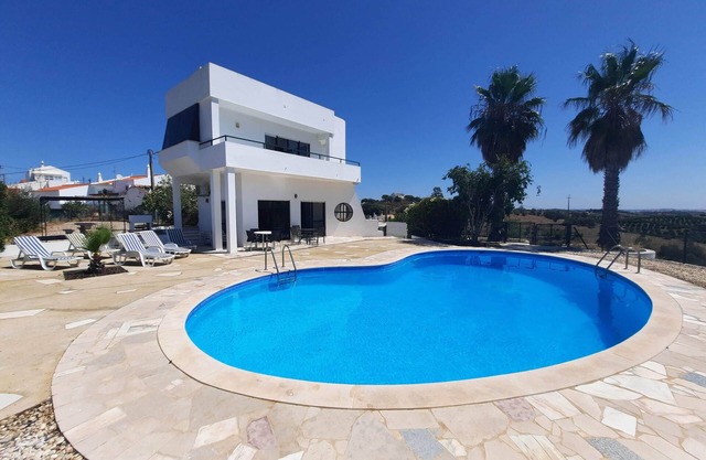 Schöne private Villa mit großem privatem Pool, nahe am Strand