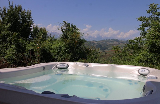 Schöne Villa und Spa-Pool in der Nähe des Meeres mit spektakulärer Aussicht. Gratis Wifi