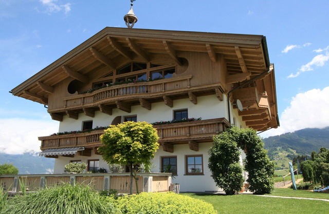 Schönes Ferienhaus für 6 Leute mit W-LAN, TV, Innenhof, Panoramablick und Parkplatz