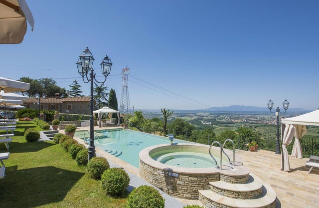 Schönes Ferienhaus für 5 Gäste mit Pool, Klimaanlage, W-LAN, TV, Panoramablick und Parkplatz