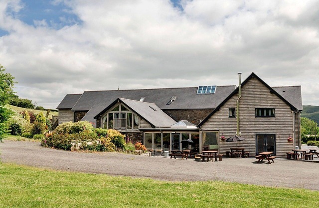 Wunderbares Ferienhaus für 19 Gäste mit Whirlpool, W-LAN, Haustiere erlaubt und Parkplatz