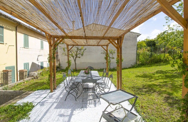 Schönes Ferienhaus mit W-LAN, Klimaanlage, TV, Terrasse, Haustiere erlaubt und Parkplatz