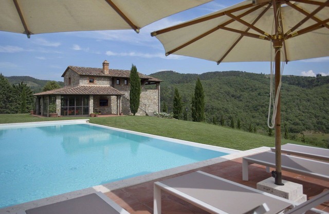 Ferienhaus mit Klimaanlage, privatem Pool, W-LAN, TV, Innenhof, Panoramablick, Parkplatz