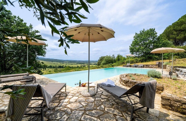 Atemberaubendes Ferienhaus mit W-LAN, privatem Pool, Klimaanlage, TV, Panoramablick und Parkplatz
