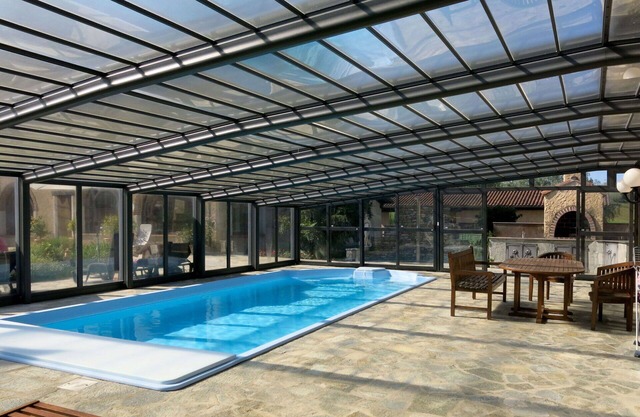 Atemberaubendes Ferienhaus für 4 Leute mit W-LAN, Pool, TV, Terrasse und Parkplatz