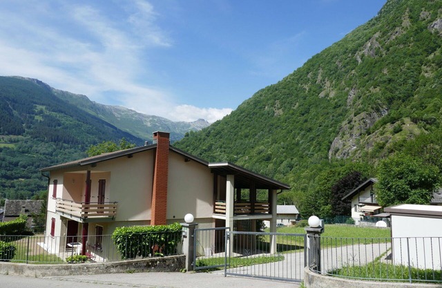 Wunderbares Ferienhaus mit W-LAN, TV, Terrasse, Haustiere erlaubt, Panoramablick und Parkplatz