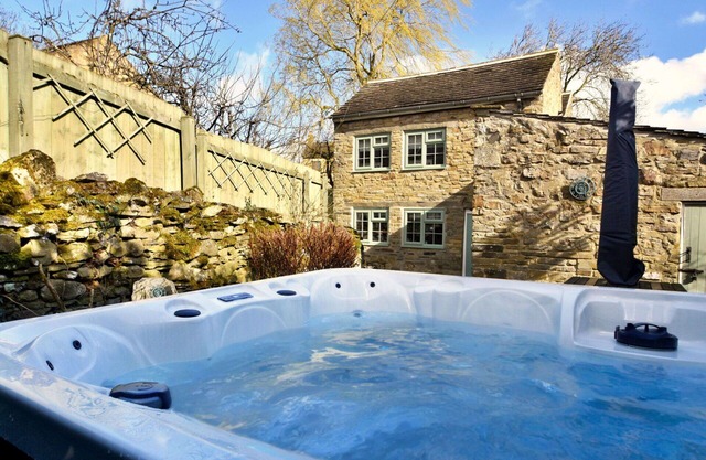 Beautiful villa for 6 guests with hot tub, WIFI, terrace, pets allowed and parking