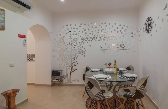Wunderbares Ferienhaus für 6 Leute mit Klimaanlage, W-LAN, TV, Innenhof und Parkplatz