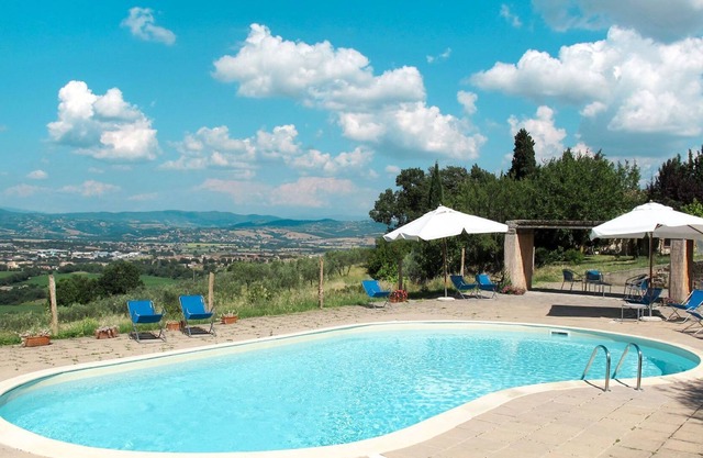 Wunderbares Ferienhaus für 6 Leute mit Pool, W-LAN, TV, Balkon, Haustiere erlaubt und Parkplatz