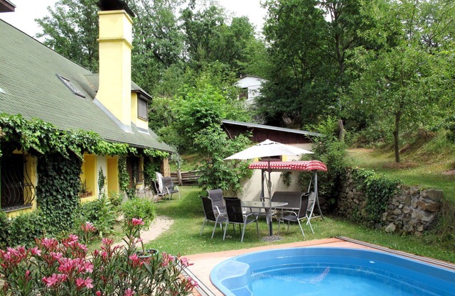 Schönes Ferienhaus für 6 Leute mit W-LAN, Klimaanlage, privatem Pool, TV, Innenhof und Parkplatz