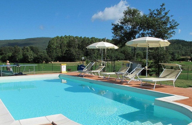 Atemberaubendes Ferienhaus für 6 Gäste mit Pool, TV, Haustiere erlaubt und Parkplatz
