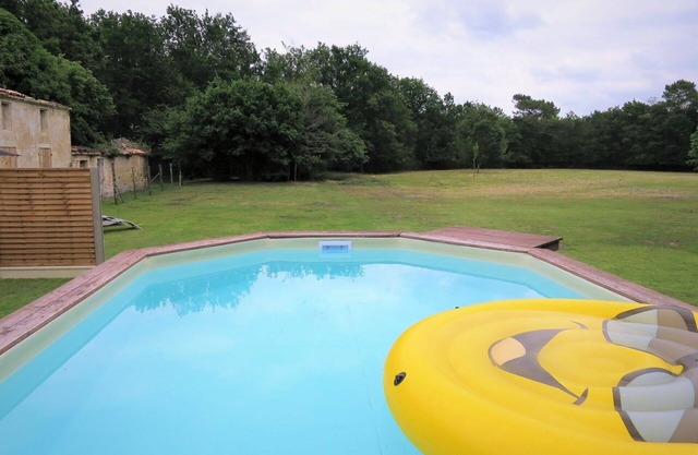 Wunderbares Ferienhaus für 6 Gäste mit W-LAN, Pool, TV, Terrasse und Parkplatz
