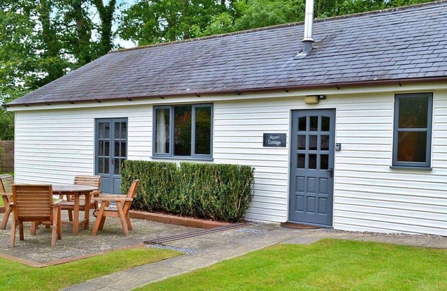 Beautiful villa for 4 guests with pool, WIFI, hot tub and parking
