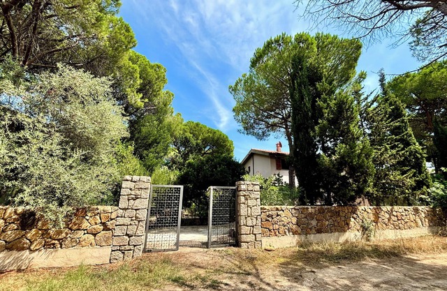 Villa im Kiefernwald mit 1400 qm Garten, 150 Meter vom Strand entfernt