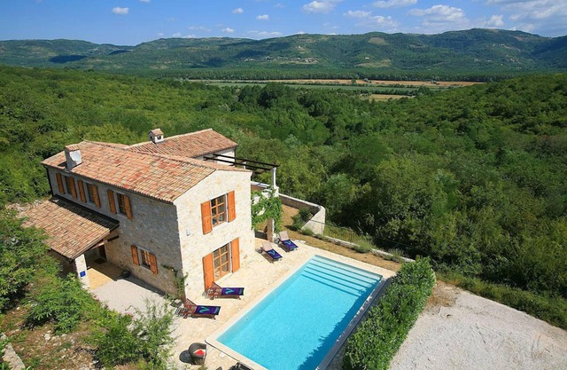 Schöne Villa in hervorragender Lage, 10X5m Pool, Wifi, atemberaubende Aussicht