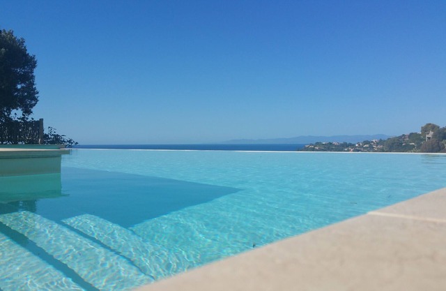 Schöne Villa in Südsardinien mit großem Infinity-Pool und herrlichem Meerblick