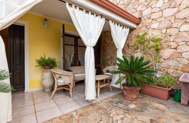 Schöne Villa "Chia" nahe dem Strand mit Meerblick & Garten