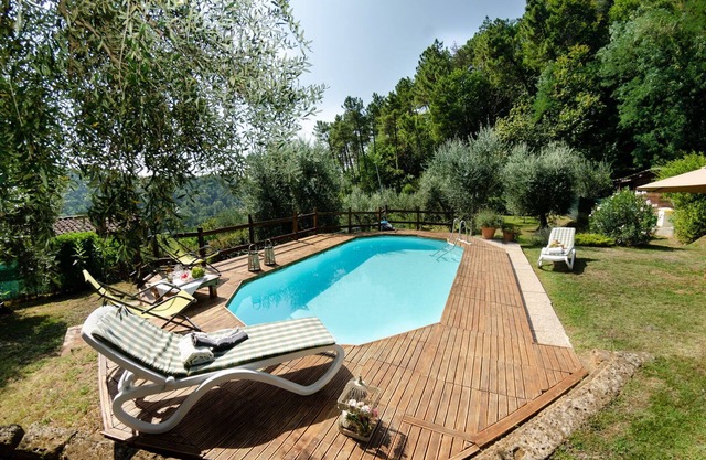 Schönes Ferienhaus mit W-LAN, privatem Pool, TV, Veranda, Haustiere erlaubt und Parkplatz