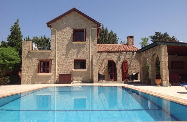Schöne Villa, großer privater Garten mit Pool, gratis WiFi