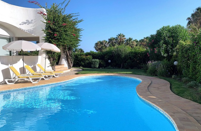 Wunderbare Villa, Pool, Meerblick, 5 min. zu Fuß zum Strand, Garten, A / C, Wifi,