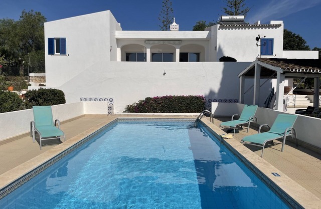 schöne villa mit privatem pool, grill, wifi, 10 minuten vom meer und den golfplätzen der algarve entfernt