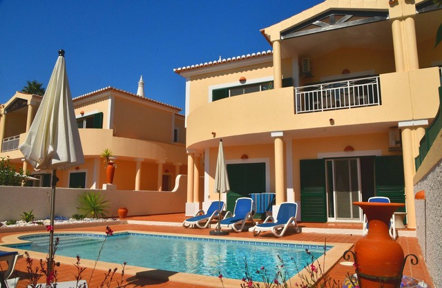 Schöne Villa mit privatem Pool, herrlichem Meerblick, zu Fuß zum Strand