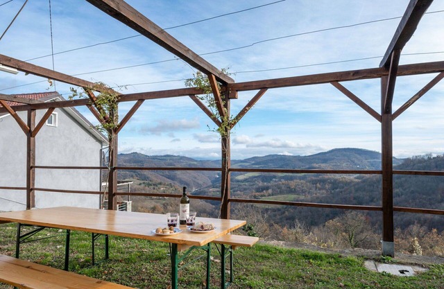 Ferienhaus mit Whirlpool, W-LAN, TV, Innenhof, Haustiere erlaubt, Panoramablick, Parkplatz