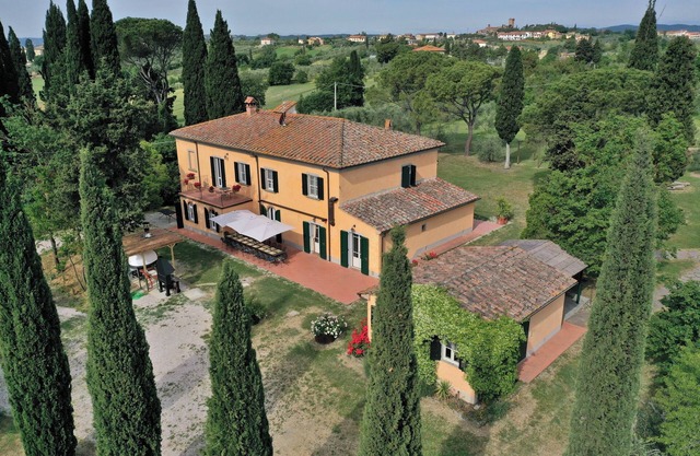 Schöne Villa mit Klimaanlage, Pool und grossem Garten, dorfnah, bis 22 P