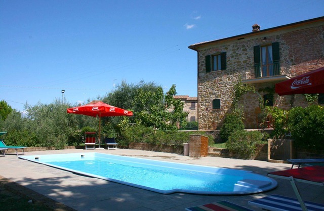 Schöne Villa mit Pool in der hügeligen Gegend des Valdichiana, ca. 1 km vom Dorf Lucignano entfernt,