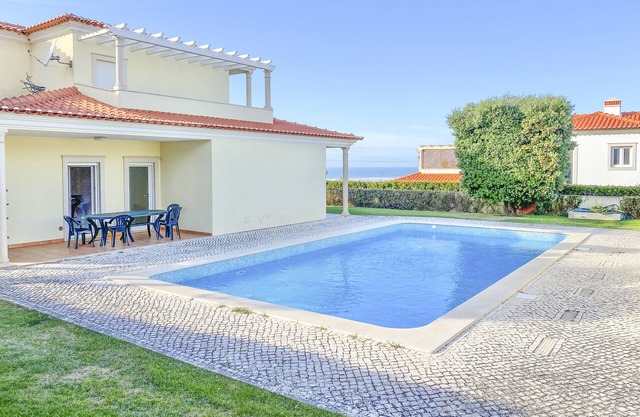 Beautiful villa with ocean & lagoon views, walk to the beach!
