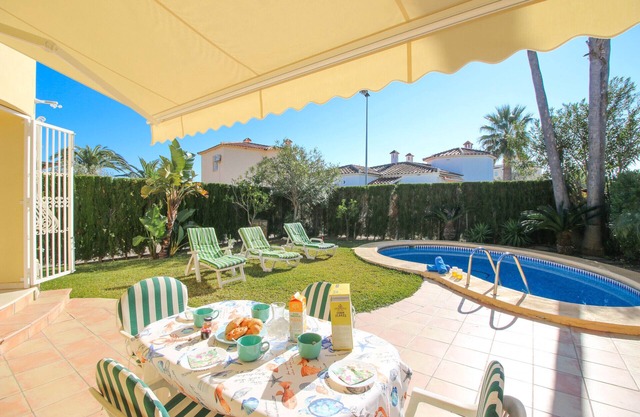 Schöne Villa mit Pool in Oliva Nova Golf