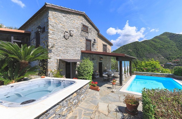 Wunderschöne Villa mit Pool und Jacuzzi in der Nähe der Küste! - Villa Vescina