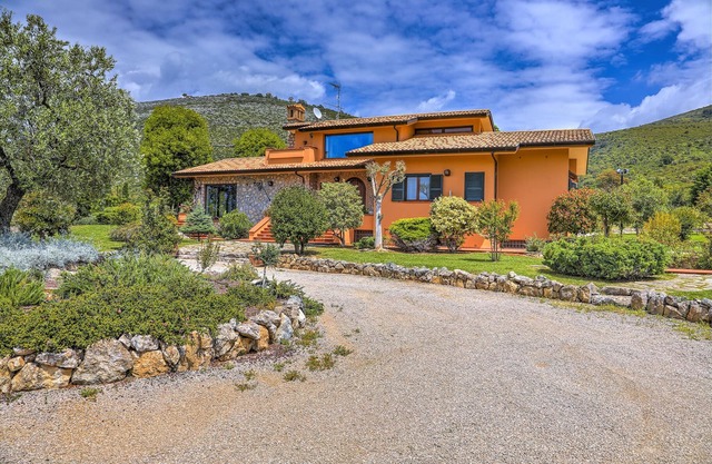 BEAUTIFUL VILLA WITH SWIMMING POOL AND PRIVATE PARK
