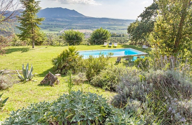 Schöne Villa mit Pool und großem Garten in der Nähe von Rom Sabina