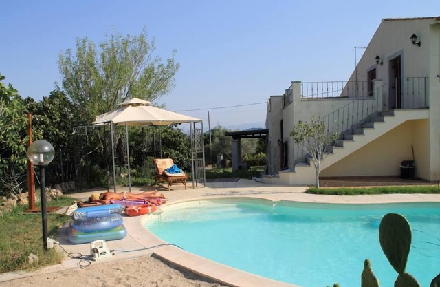 Schöne Villa mit Pool und großem Garten