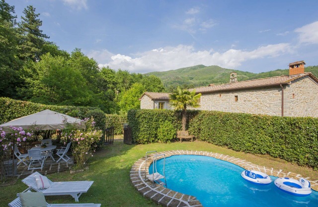 Ferienhaus mit W-LAN, privatem Pool, TV, Balkon, Haustiere erlaubt, Panoramablick, Parkplatz