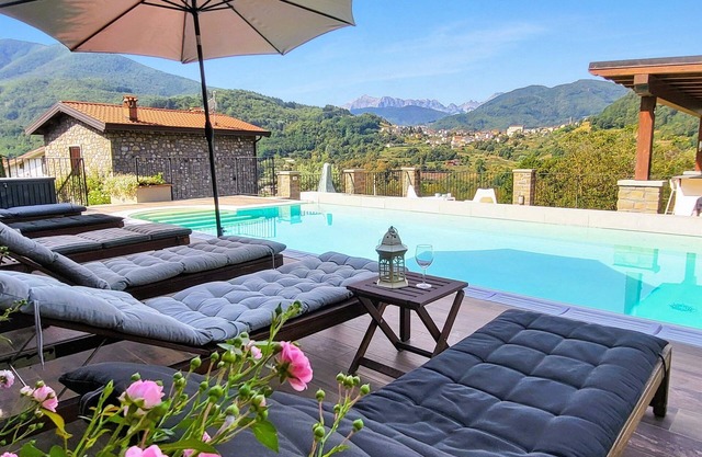 Schönes Dorfhaus, Pool. Gehen Sie zum Restaurant. Wifi. Flexible Umstellung.