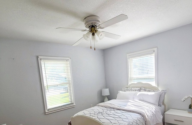Beautiful Vintage Cottage near Greeley's most beautiful park