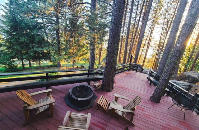 Beautiful Vintage Decorated Cabin with Hot Tub
